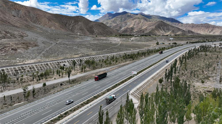 Rede de transporte abrangente impulsiona o desenvolvimento em Xizang