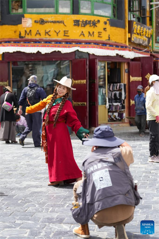 Galeria: turistas se adornam em trajes tibetanos tradicionais em Xizang