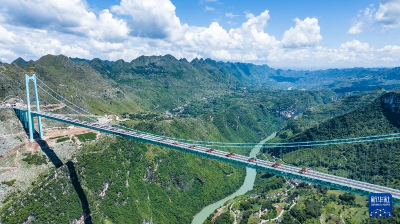 Ponte mais alta do mundo completa teste de carga na Província de Guizhou, sudoeste da China