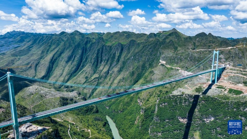 Ponte mais alta do mundo completa teste de carga na Província de Guizhou, sudoeste da China