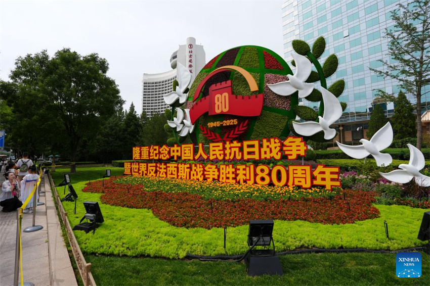 Exibições florais enfeitam Beijing antes do desfile do Dia da Vitória