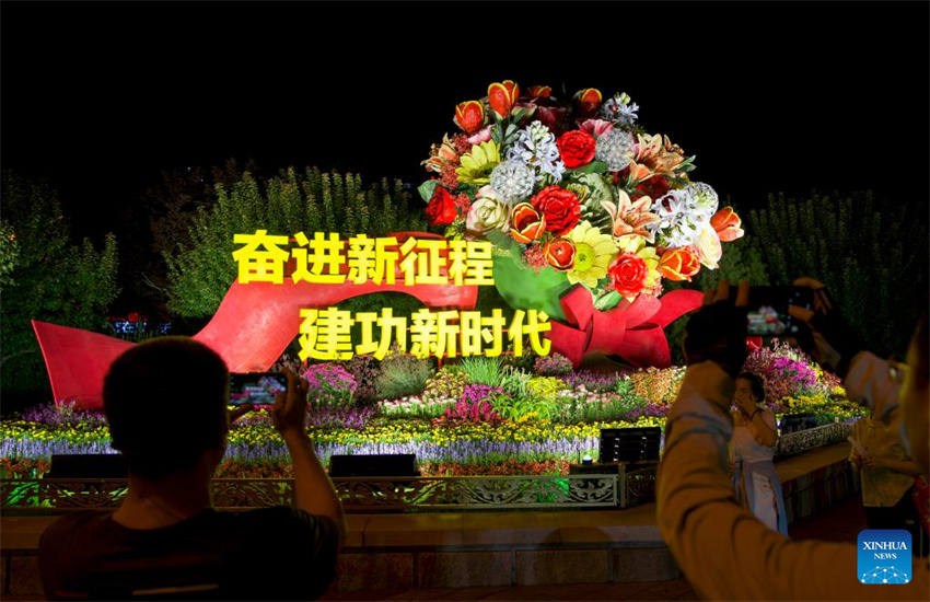 Exibições florais enfeitam Beijing antes do desfile do Dia da Vitória