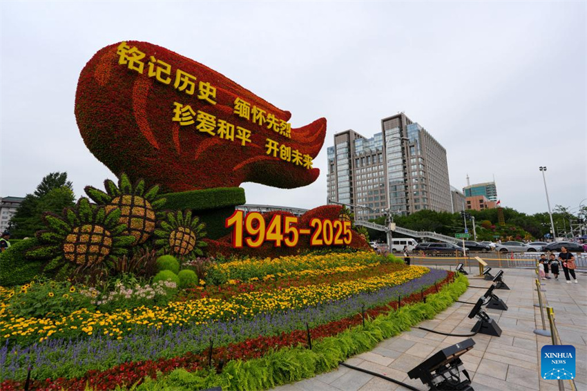 Exibições florais enfeitam Beijing antes do desfile do Dia da Vitória