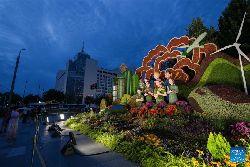 Exibições florais enfeitam Beijing antes do desfile do Dia da Vitória
