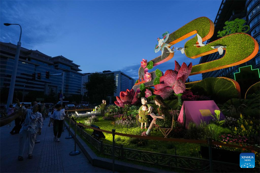 Exibições florais enfeitam Beijing antes do desfile do Dia da Vitória