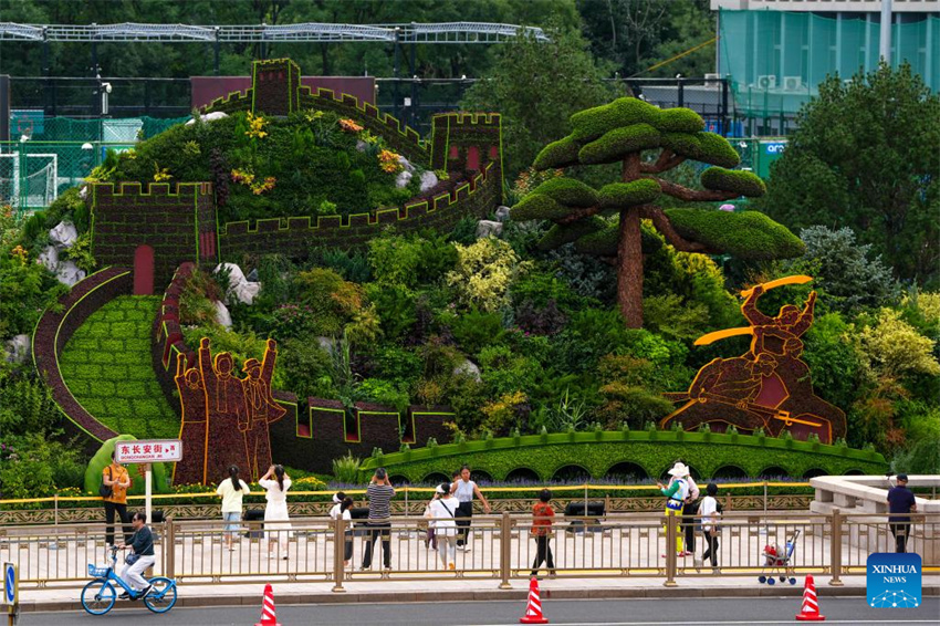 Exibições florais enfeitam Beijing antes do desfile do Dia da Vitória