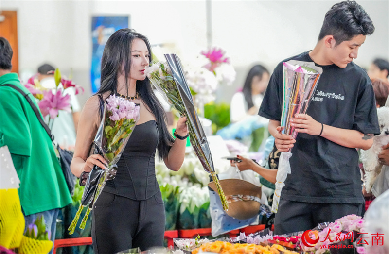 Yunnan: comemorações do Festival Qixi aquecem mercado de flores em Kunming