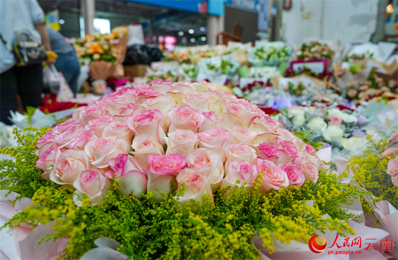 Yunnan: comemorações do Festival Qixi aquecem mercado de flores em Kunming