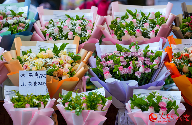 Yunnan: comemorações do Festival Qixi aquecem mercado de flores em Kunming