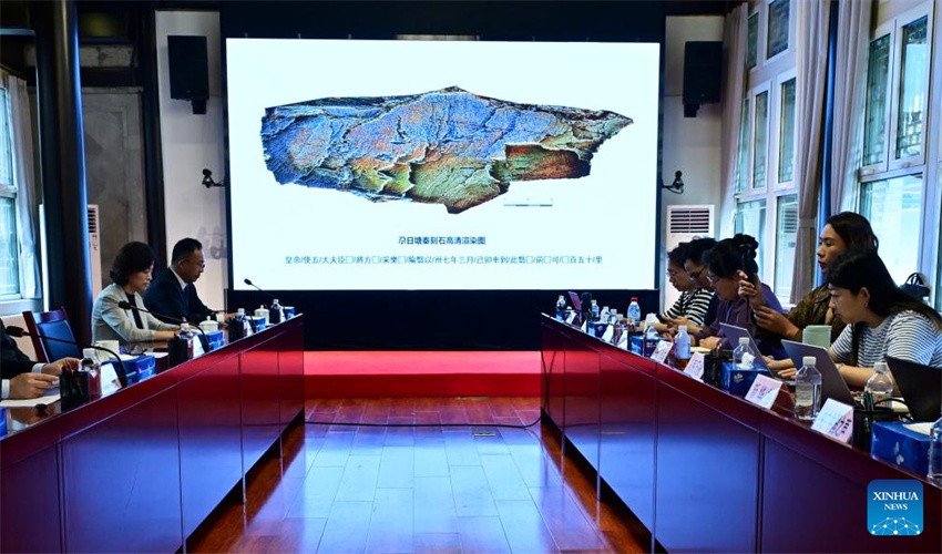 China descobre pedra gravada da dinastia Qin em altitude máxima no Planalto Qinghai-Tibete