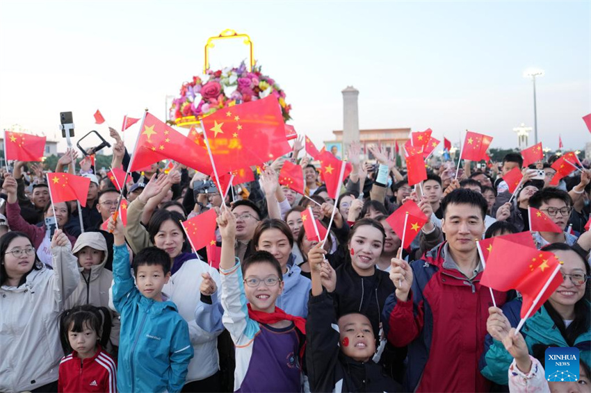 Cerimônia de hasteamento da bandeira na Praça Tian'anmen marca o 76º aniversário da fundação da República Popular da China