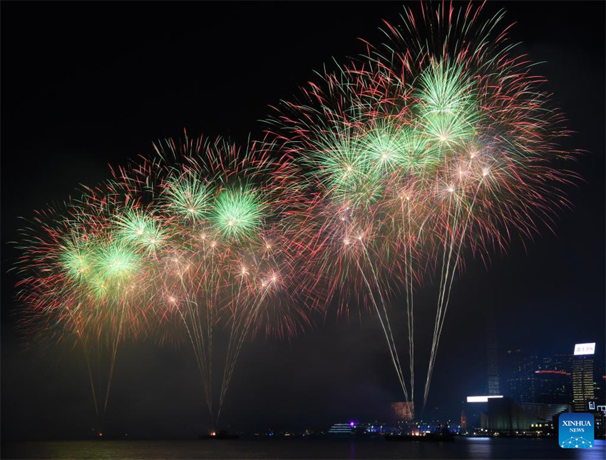 Fogos de artifício comemoram o 76º aniversário da fundação da República Popular da China