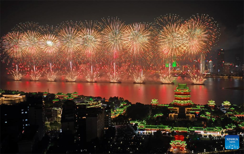 Fogos de artifício comemoram o 76º aniversário da fundação da República Popular da China