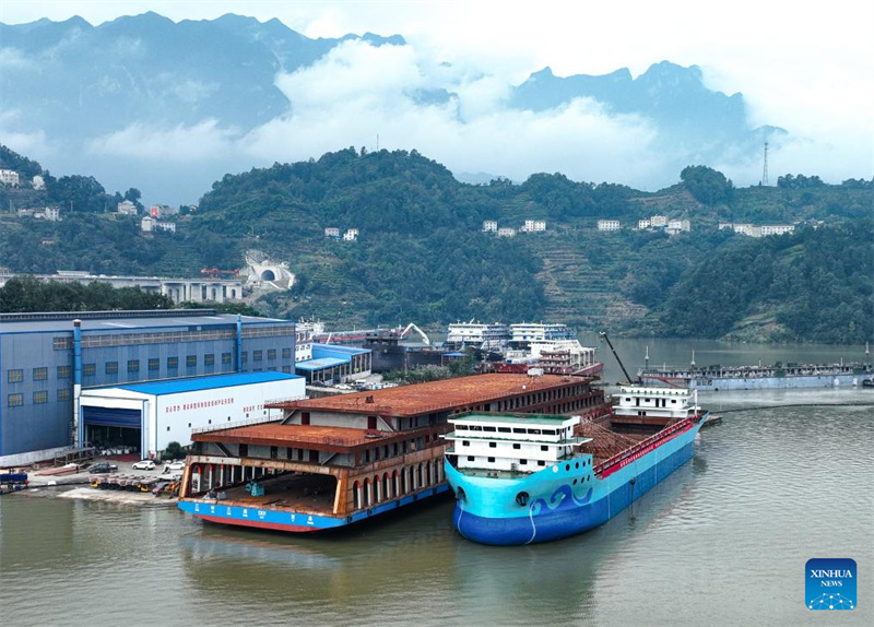 Maior graneleiro totalmente elétrico da China é lançado na China central