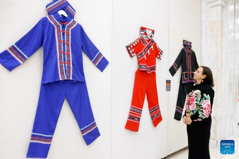 Trajes étnicos chineses estão em exposição na Romênia