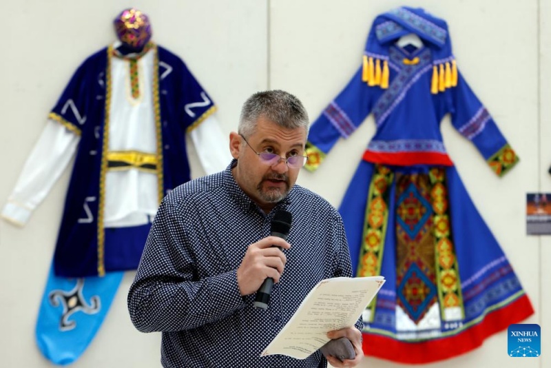 Trajes étnicos chineses estão em exposição na Romênia