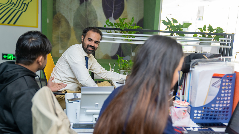 Hainan: Produtos chineses transmitidos ao vivo para o mundo Em Hainan, streamers estrangeiros de todo o mundo transmitem produtos chineses para o mundo.