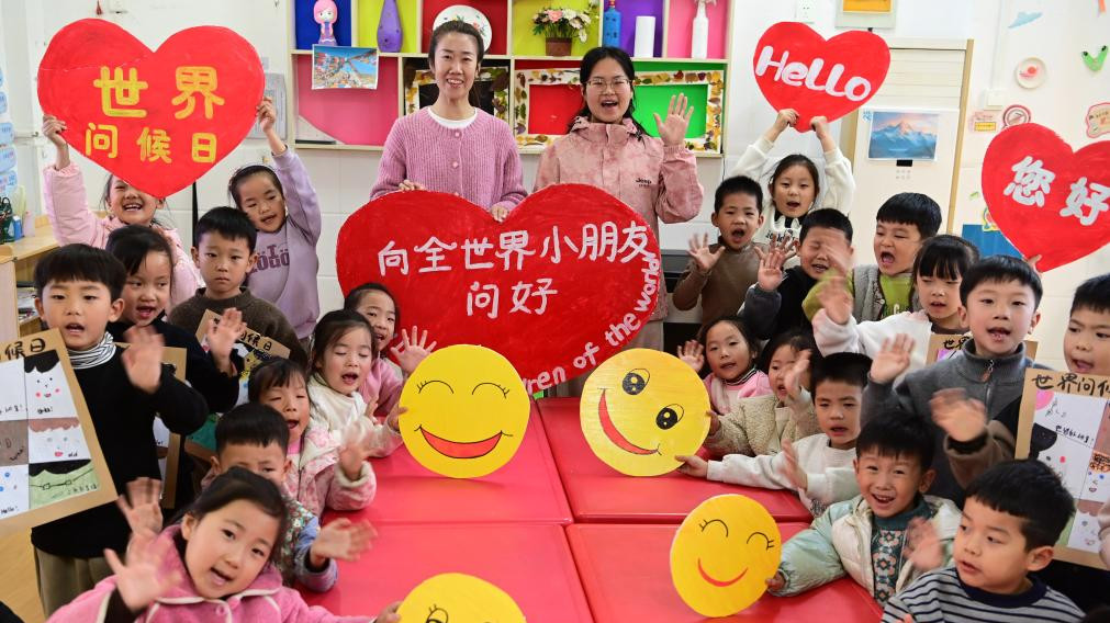 Crianças chinesas celebram Dia Mundial do Olá