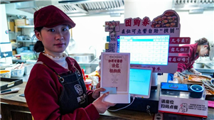 Restaurante 'silencioso' em Zhengzhou celebra Dia Internacional das Pessoas com Deficiência Em um restaurante de macarrão em Zhengzhou, administrado por oito pessoas com deficiência auditiva, os clientes se comunicam com os funcionários por meio de escrita e gestos. 