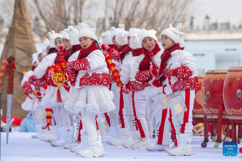 China: colheita de gelo dá início à temporada de turismo de inverno na 