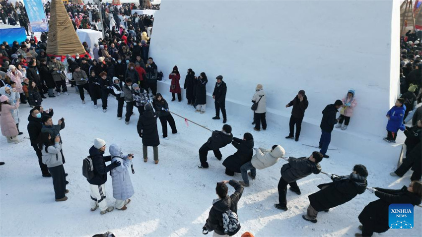 China: colheita de gelo dá início à temporada de turismo de inverno na 