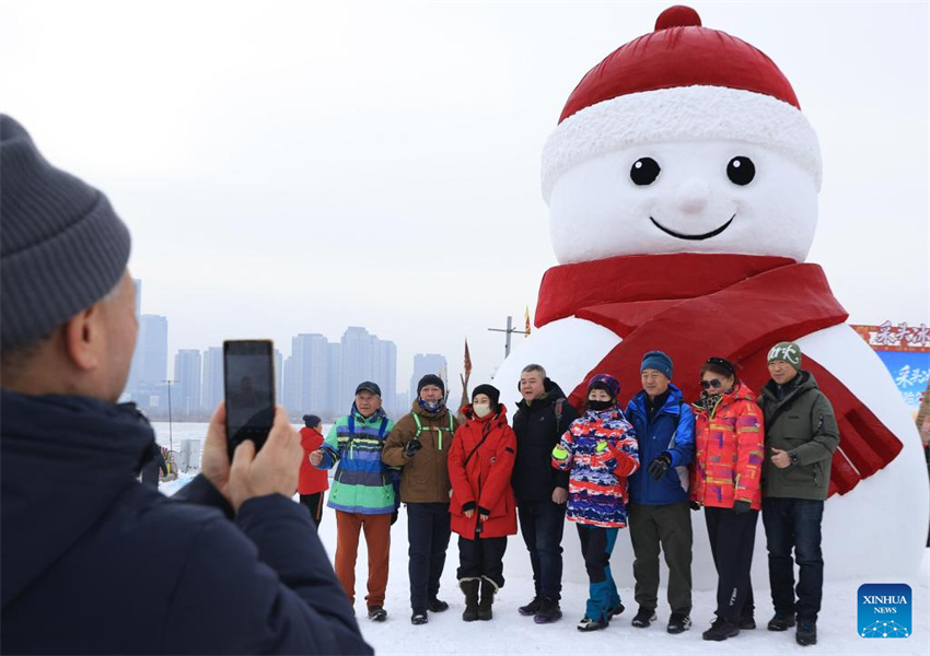China: colheita de gelo dá início à temporada de turismo de inverno na 