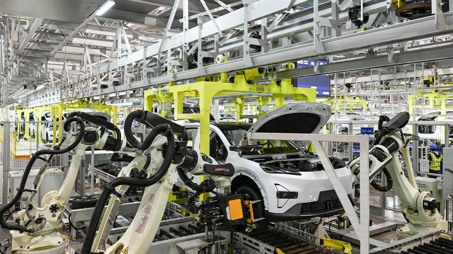China acolhe mais investimentos europeus no setor automotivo A China acolhe com satisfação a continuidade dos investimentos de montadoras europeias no país e a colaboração com parceiros chineses.