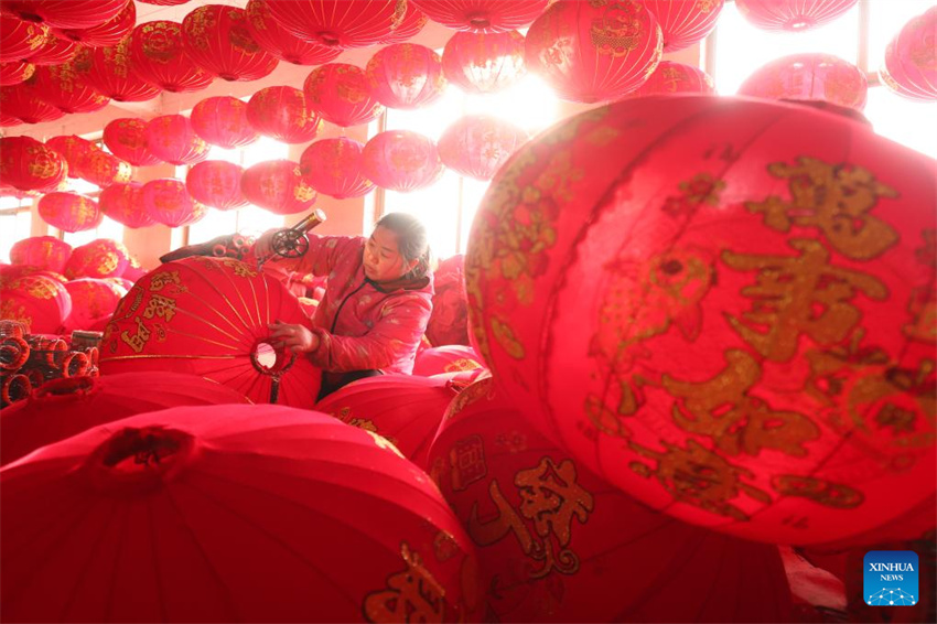 Fábrica de Lanternas do Palácio de Gaocheng em plena atividade, preparando-se para encomendas no norte da China