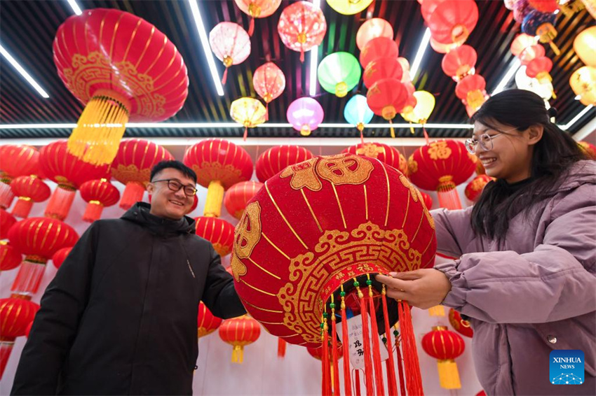 Fábrica de Lanternas do Palácio de Gaocheng em plena atividade, preparando-se para encomendas no norte da China