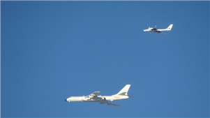 Patrulha aérea China-Rússia demonstra capacidade de manter a paz e a estabilidadeA patrulha conjunta das forças aéreas chinesa e russa demonstrou sua determinação e capacidade para enfrentar desafios regionais de segurança e salvaguardar a paz e a estabilidade. 