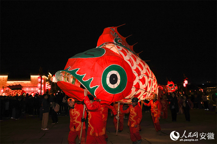Luzes festivas iluminam a noite de Chengkan e impulsionam o turismo cultural em Anhui