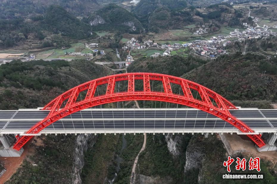 Ponte gigante sobre rio Machang, no sudoeste da China, prestes a ser aberta ao tráfego