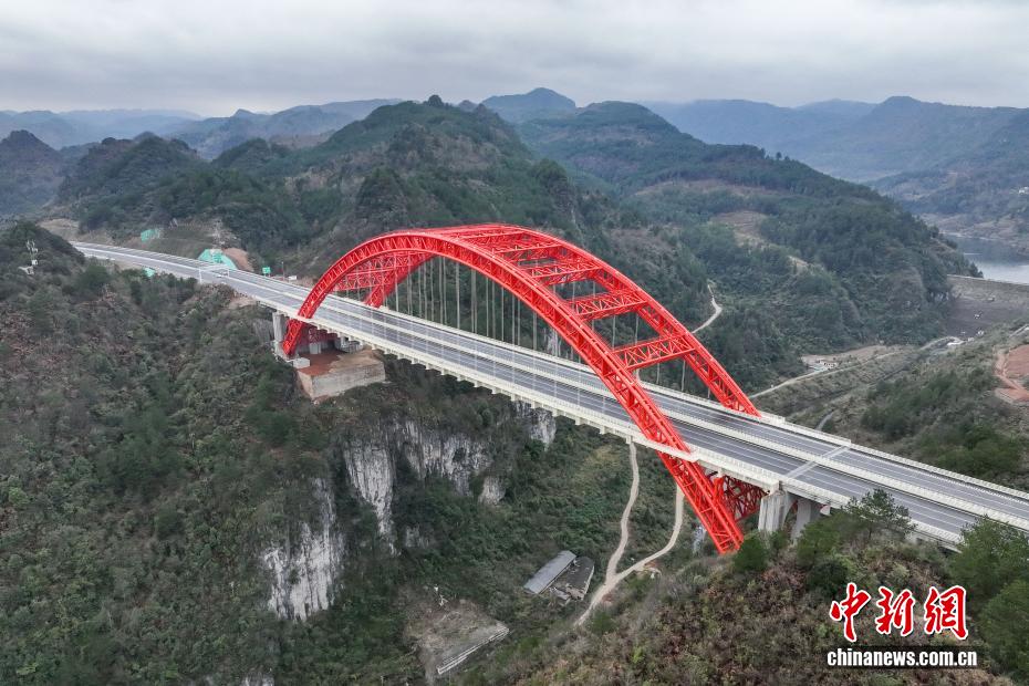 Ponte gigante sobre rio Machang, no sudoeste da China, prestes a ser aberta ao tráfego