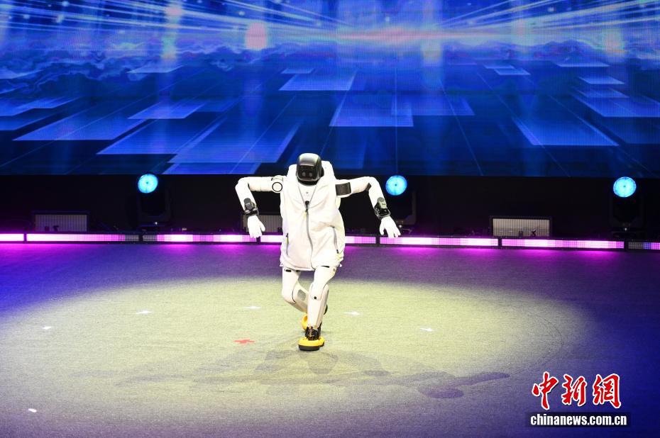 Nanning realiza competição internacional de dança de rua com robôs humanoides