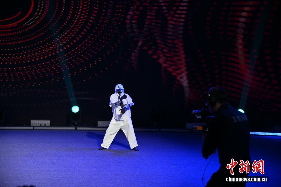 Nanning realiza competição internacional de dança de rua com robôs humanoides