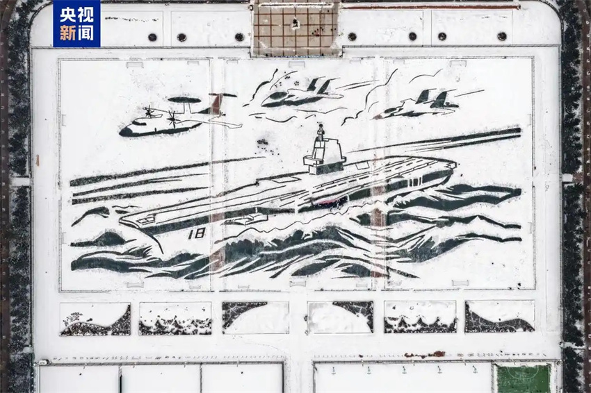 Mais de mil professores e alunos pintaram juntos porta-aviões 