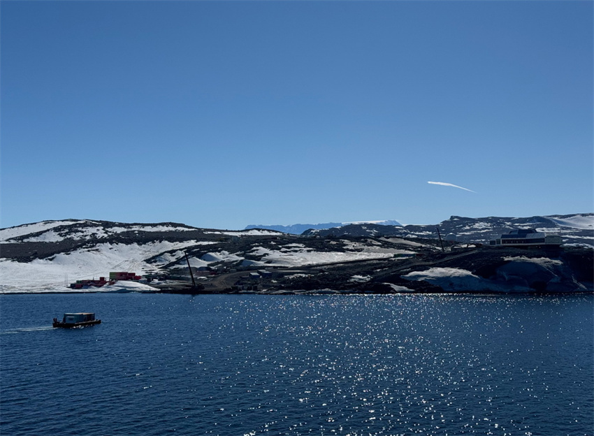 Quebra-gelo de pesquisa chinês Xuelong chega à estação Qinling e inicia descarregamento de carga