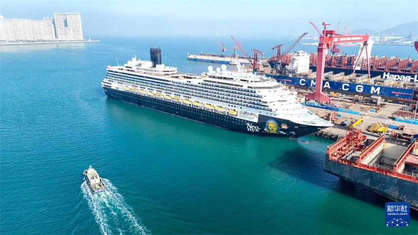 Navio de cruzeiro “IDEAL”, de mais de 100 mil toneladas, é reparado em Qingdao