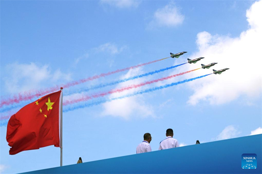 Equipe acrobática da Força Aérea do Exército de Libertação Popular da China se apresenta no Singapore Airshow