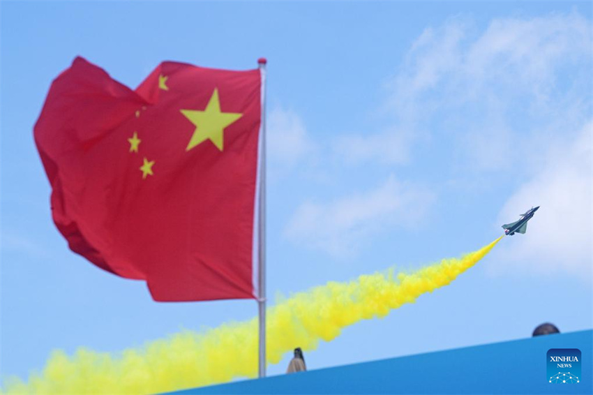 Equipe acrobática da Força Aérea do Exército de Libertação Popular da China se apresenta no Singapore Airshow