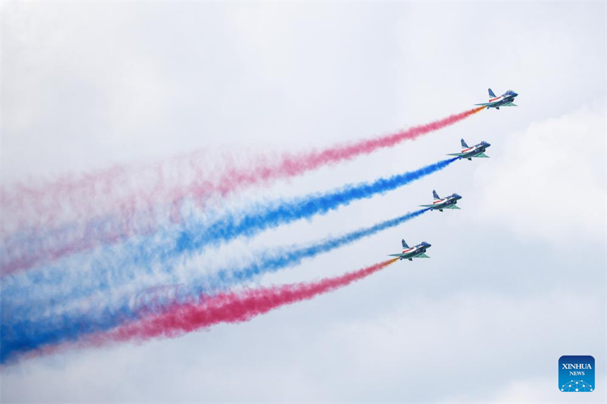 Equipe acrobática da Força Aérea do Exército de Libertação Popular da China se apresenta no Singapore Airshow