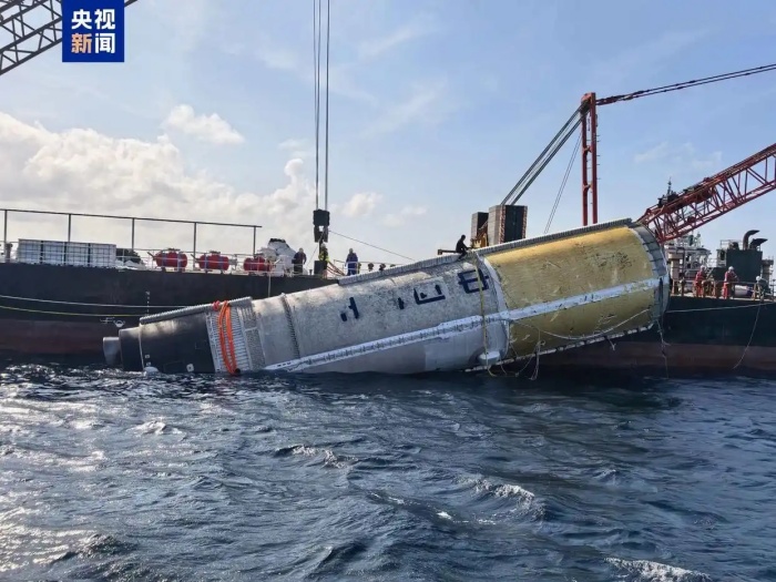 Primeiro estágio do foguete Longa Marcha-10 é recuperado do mar pela primeira vez na China