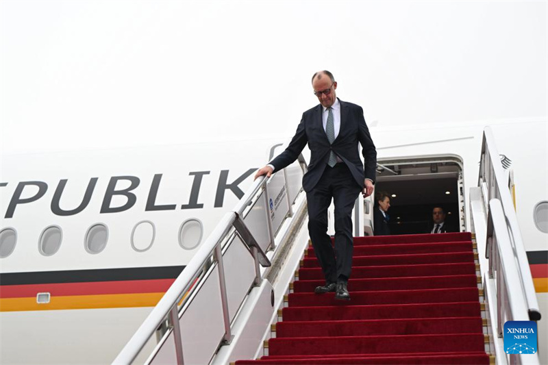 Chanceler alemão Friedrich Merz chega a Beijing para visita oficial