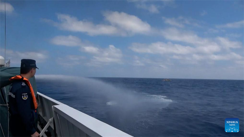 Guarda Costeira da China expulsa embarcações filipinas que invadiram ilegalmente águas de Huangyan Dao