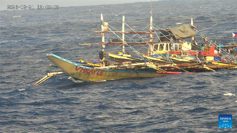 Guarda Costeira da China expulsa embarcações filipinas que invadiram ilegalmente águas de Huangyan Dao