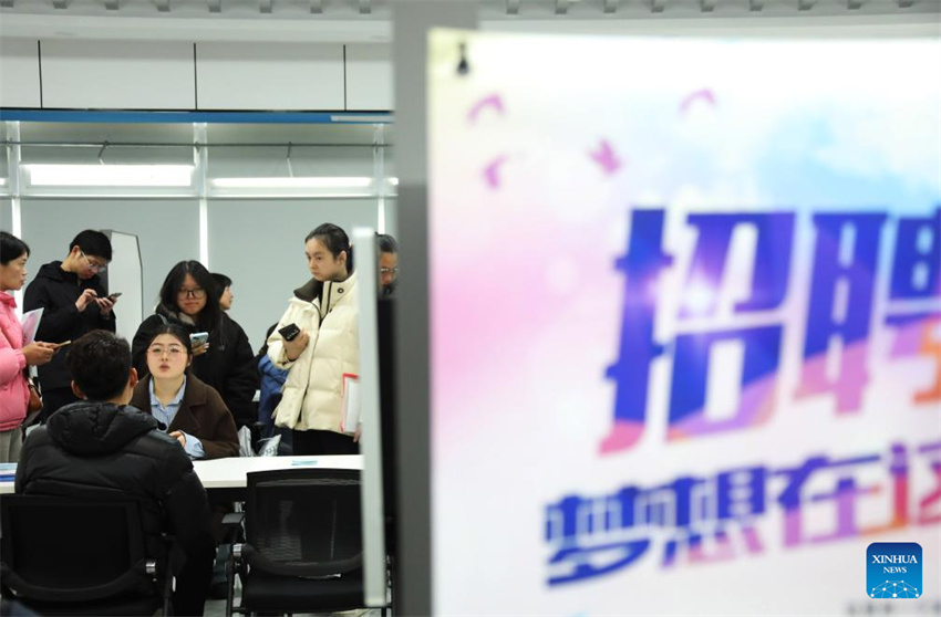 Diversos tipos de feiras de emprego são realizadas em toda a China