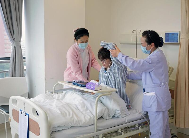 Hospitais chineses avançam com projeto-piloto de cuidados sem acompanhantes