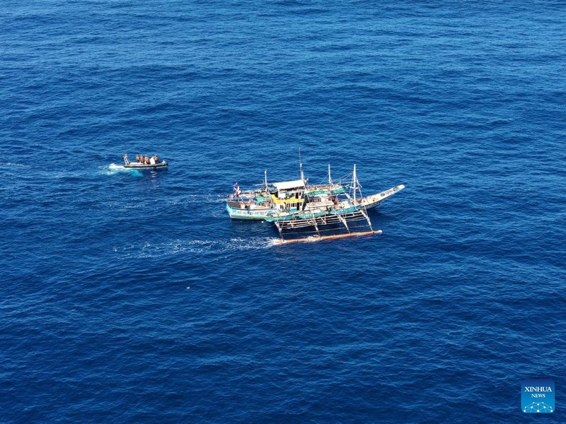 Guarda Costeira da China expulsa navios filipinos que invadiram ilegalmente águas de Huangyan Dao