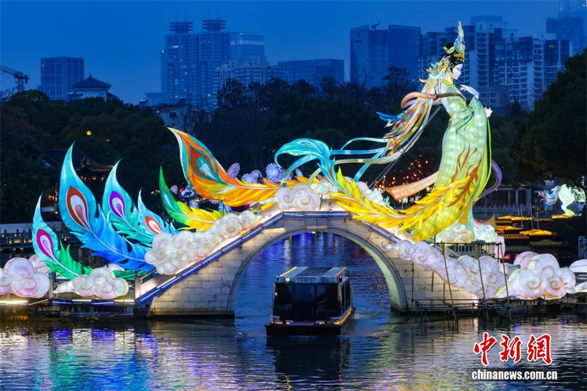 Nanjing brilha em um mar de luzes na véspera do Festival das Lanternas