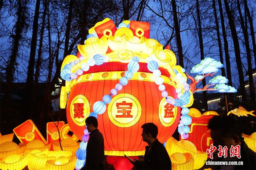 Nanjing brilha em um mar de luzes na véspera do Festival das Lanternas